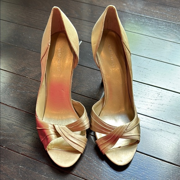 🔵 Nine West Gold Silk Women's Peep Toe Heels Size 9 New w/o Tag - Picture 1 of 5